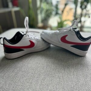 Nike courts red/white/black 5.5Y-7W